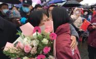 包含国安重伤倒地，波尔图全队围拢祈祷，场面感人的词条