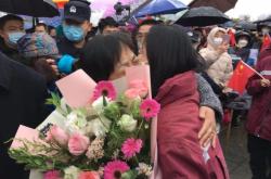 包含国安重伤倒地，波尔图全队围拢祈祷，场面感人的词条