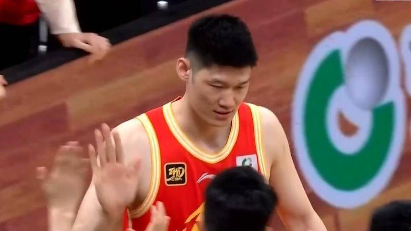 关于临危不乱，球队关键时刻获胜的信息