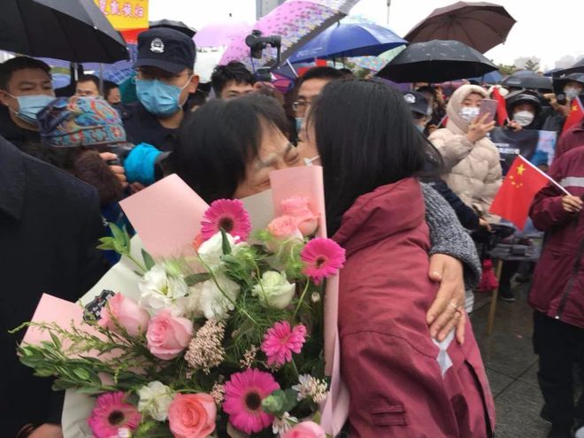 包含国安重伤倒地，波尔图全队围拢祈祷，场面感人的词条