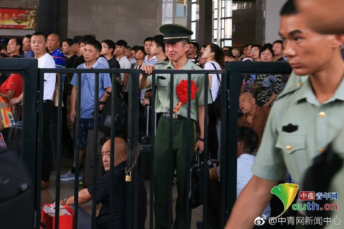 包含国安重伤倒地，波尔图全队围拢祈祷，场面感人的词条